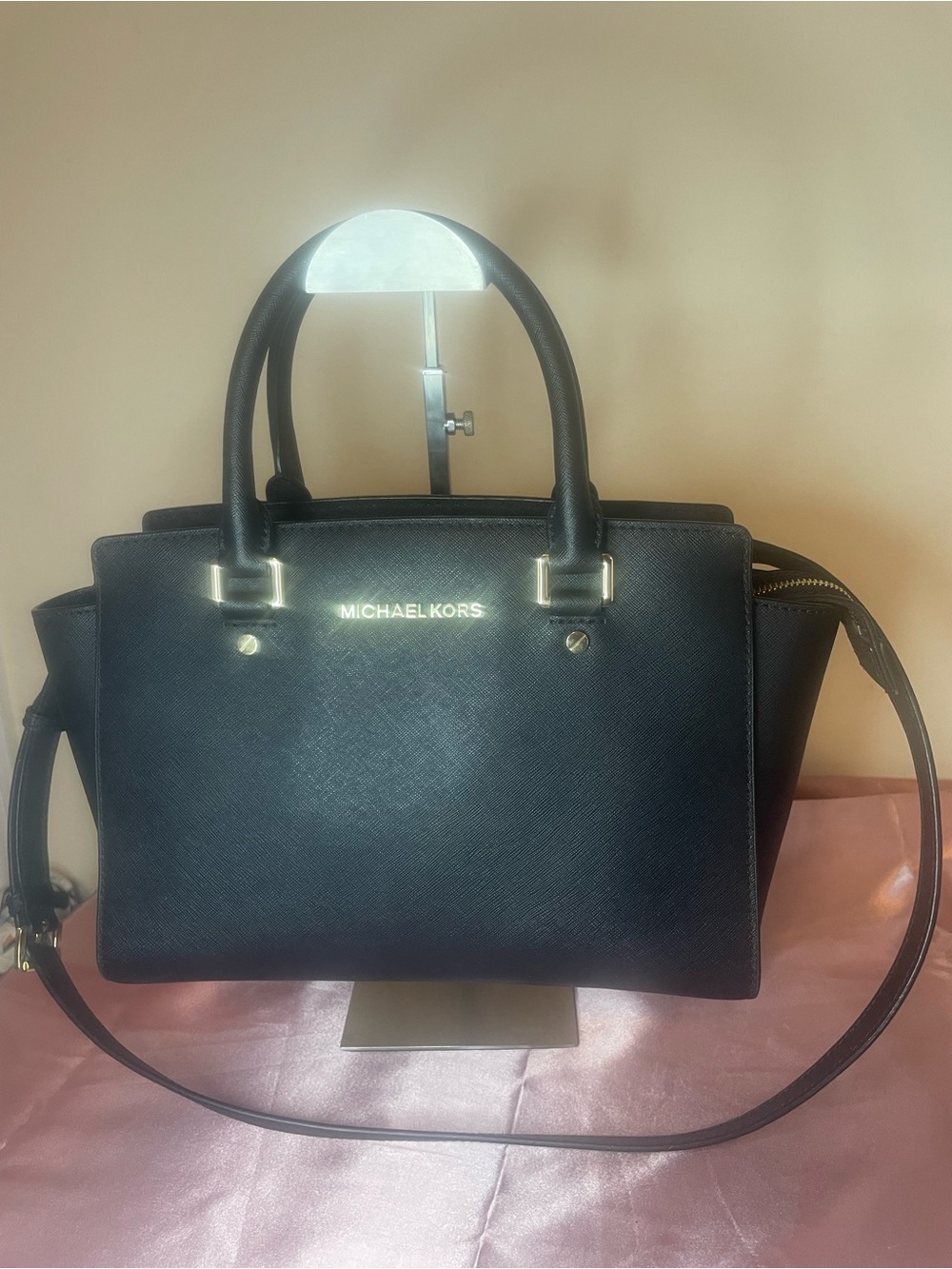 Authentic Michael Kors Purse #084NC Selma satchel with gold-tone hardware.